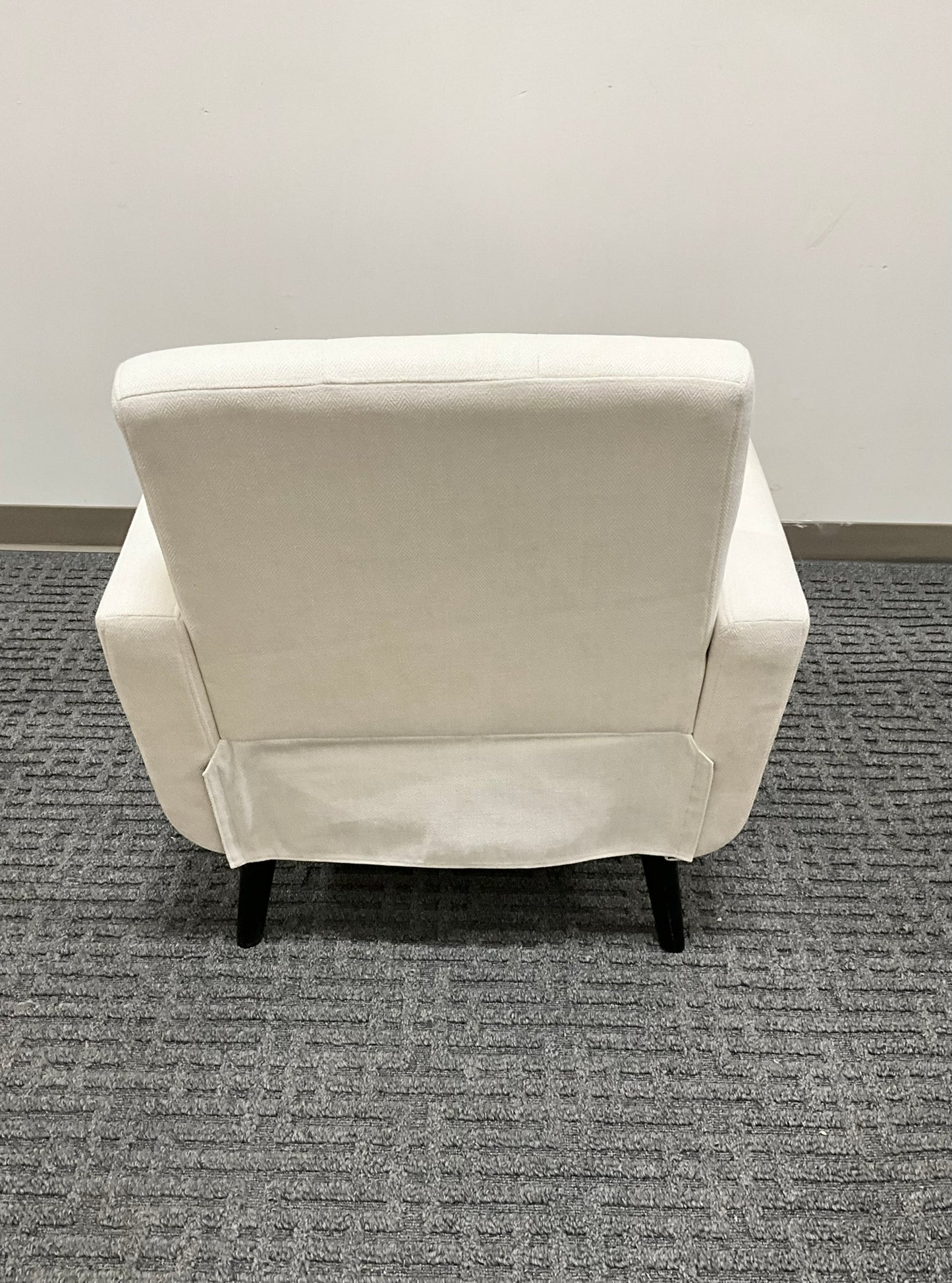 White Chair New) 28”X26”X26”